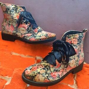 Dirty Laundry Floral Velvet Ribbon Lace Combat Style Boots Sz 7.5/8 Sizing Flaw
